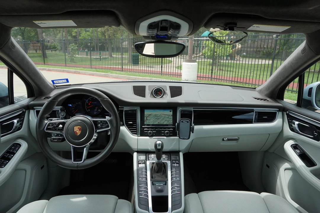 2015 Porsche Macan Turbo - Image 14 of 31