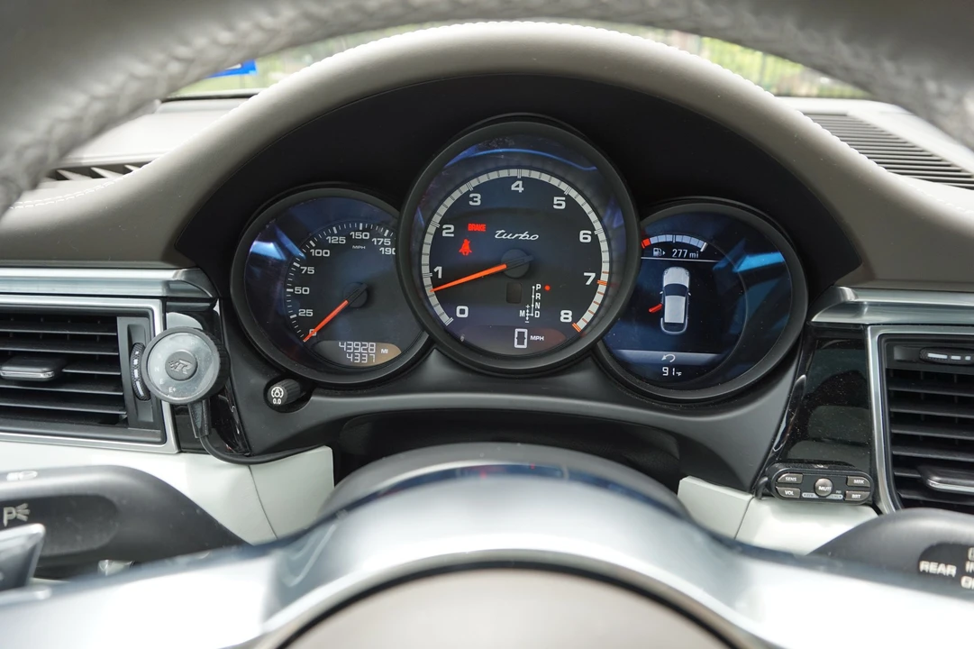 2015 Porsche Macan Turbo - Image 15 of 31