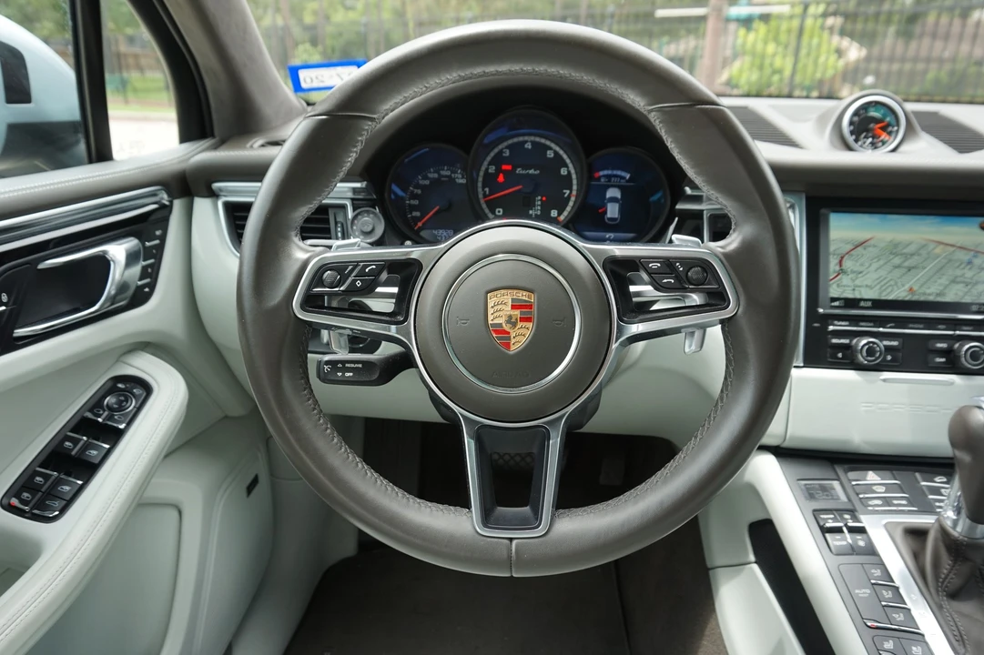 2015 Porsche Macan Turbo - Image 16 of 31
