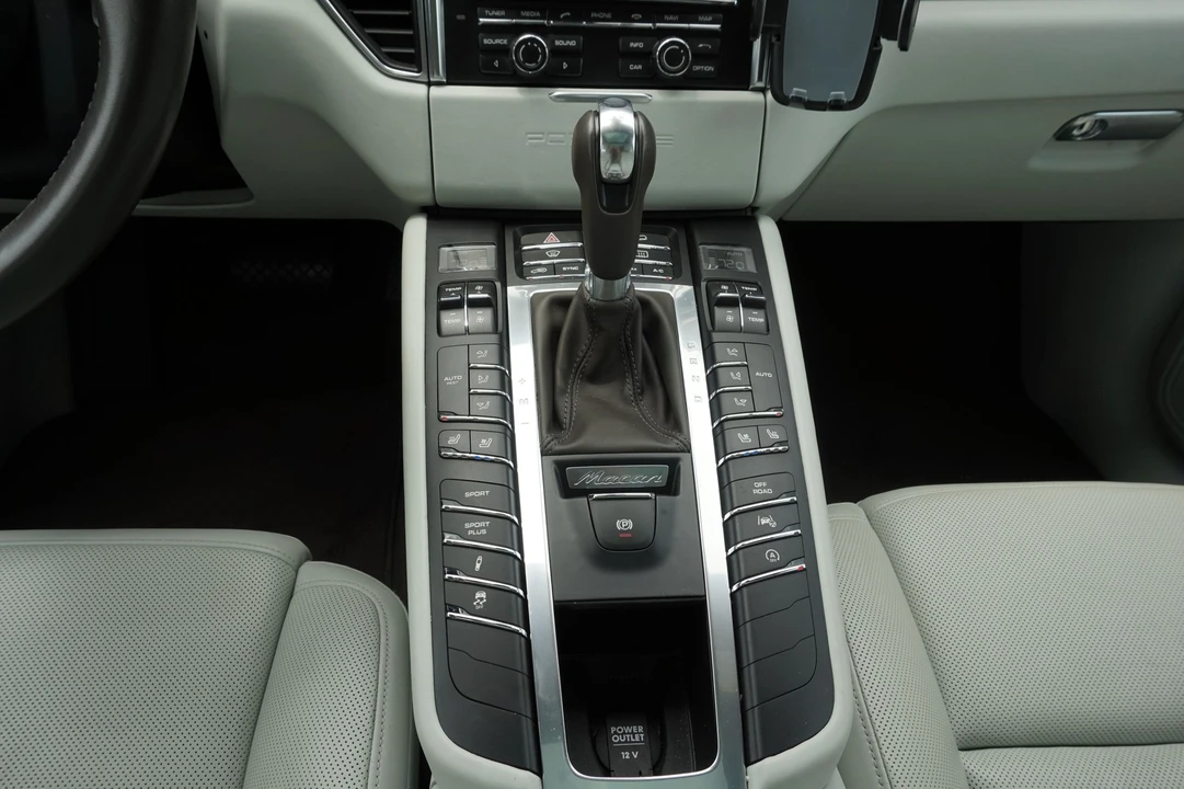 2015 Porsche Macan Turbo - Image 17 of 31
