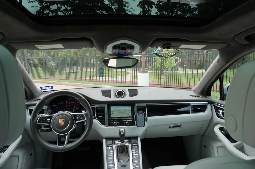 2015 Porsche Macan Turbo - Image 18 of 31