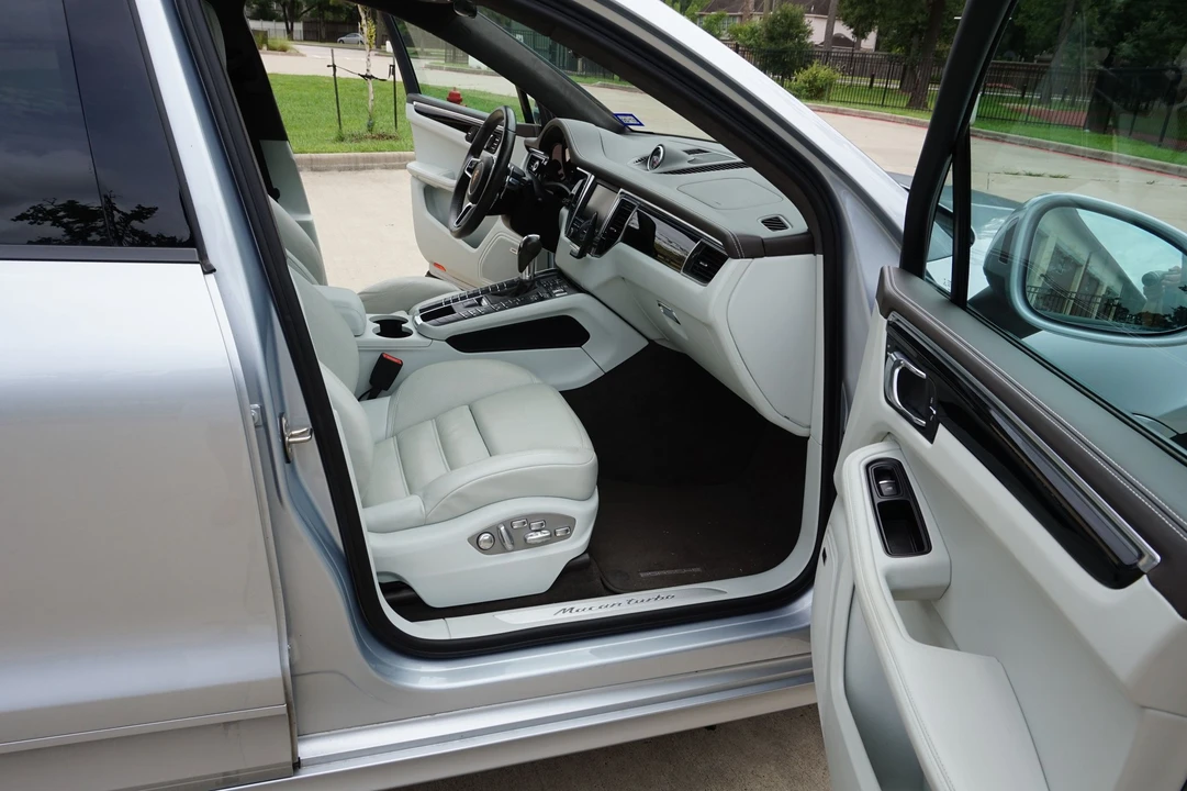 2015 Porsche Macan Turbo - Image 24 of 31