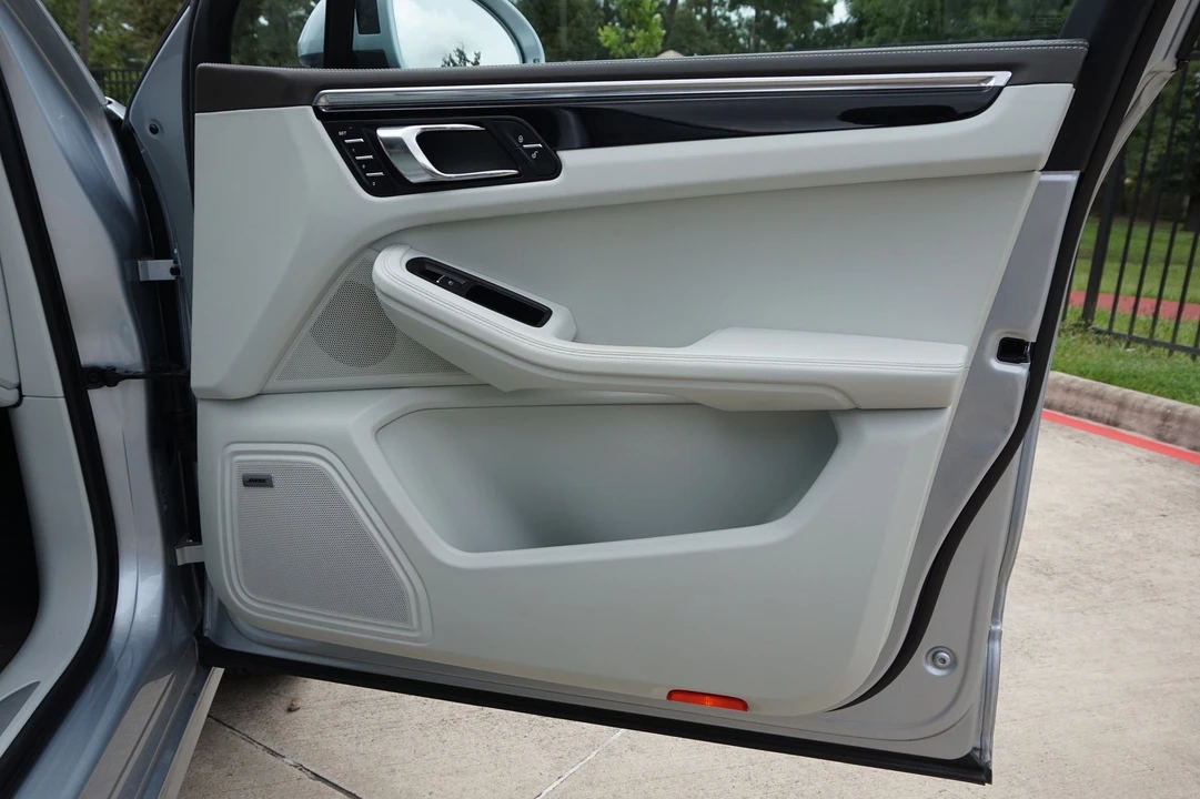 2015 Porsche Macan Turbo - Image 25 of 31