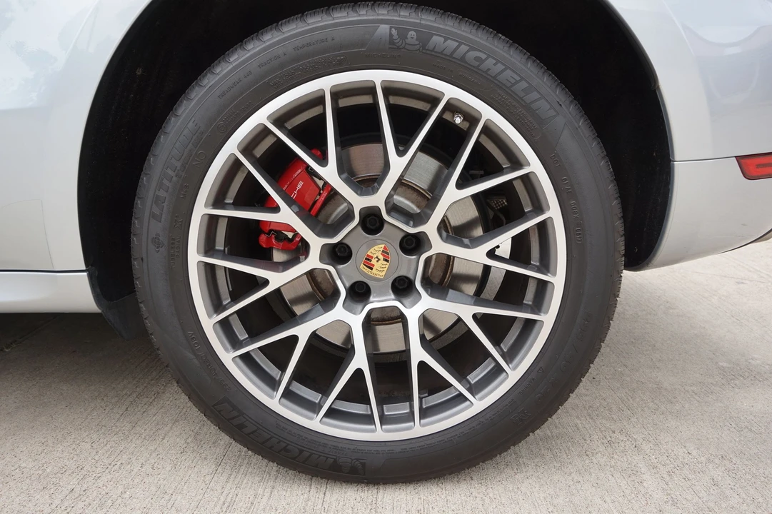 2015 Porsche Macan Turbo - Image 29 of 31