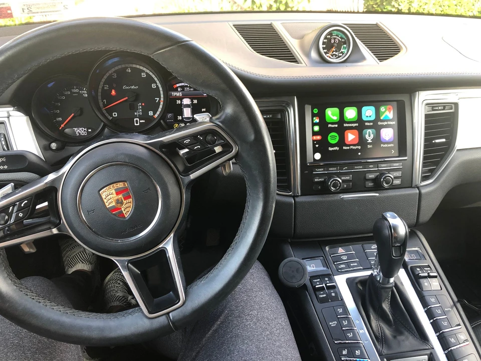 2015 Porsche Macan Turbo - Image 18 of 19