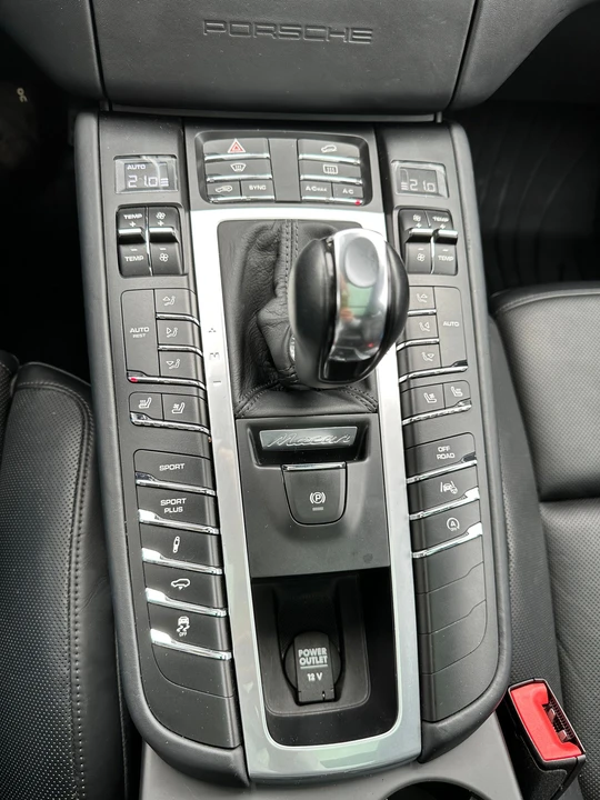 2015 Porsche Macan Turbo - Image 9 of 20