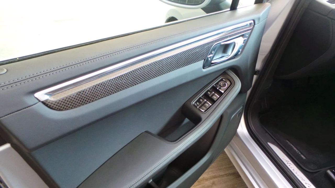 2015 Porsche Macan Turbo - Image 12 of 20