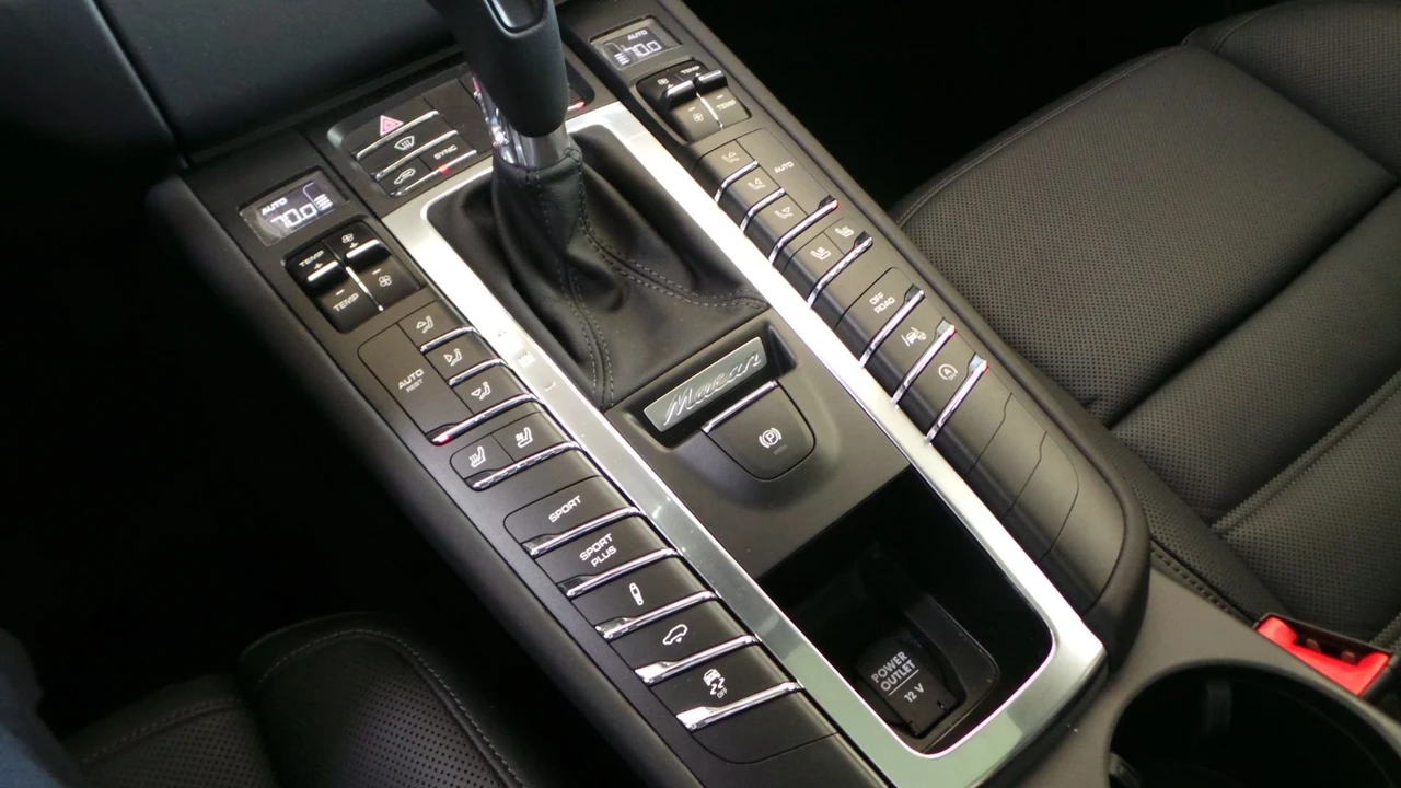 2015 Porsche Macan Turbo - Image 13 of 20
