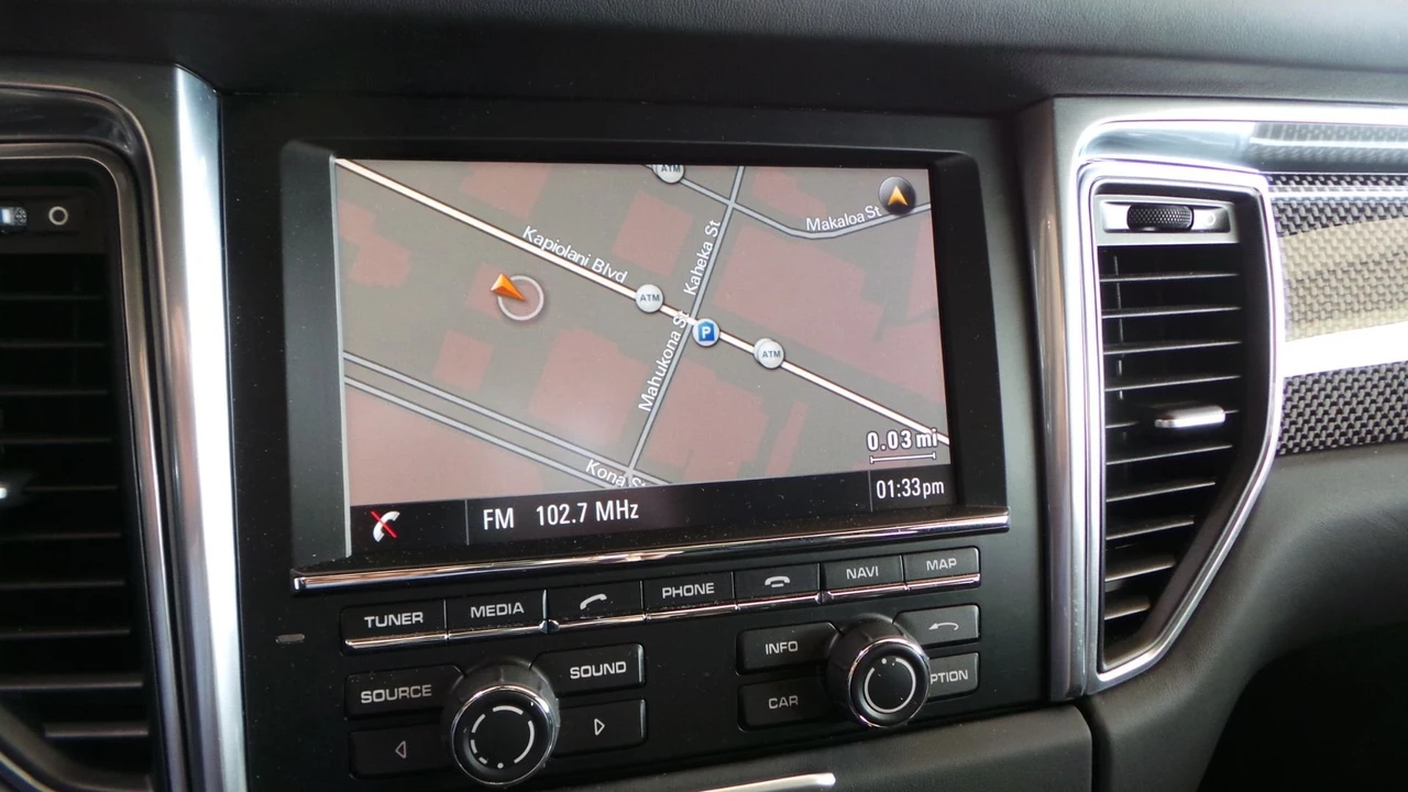 2015 Porsche Macan Turbo - Image 15 of 20