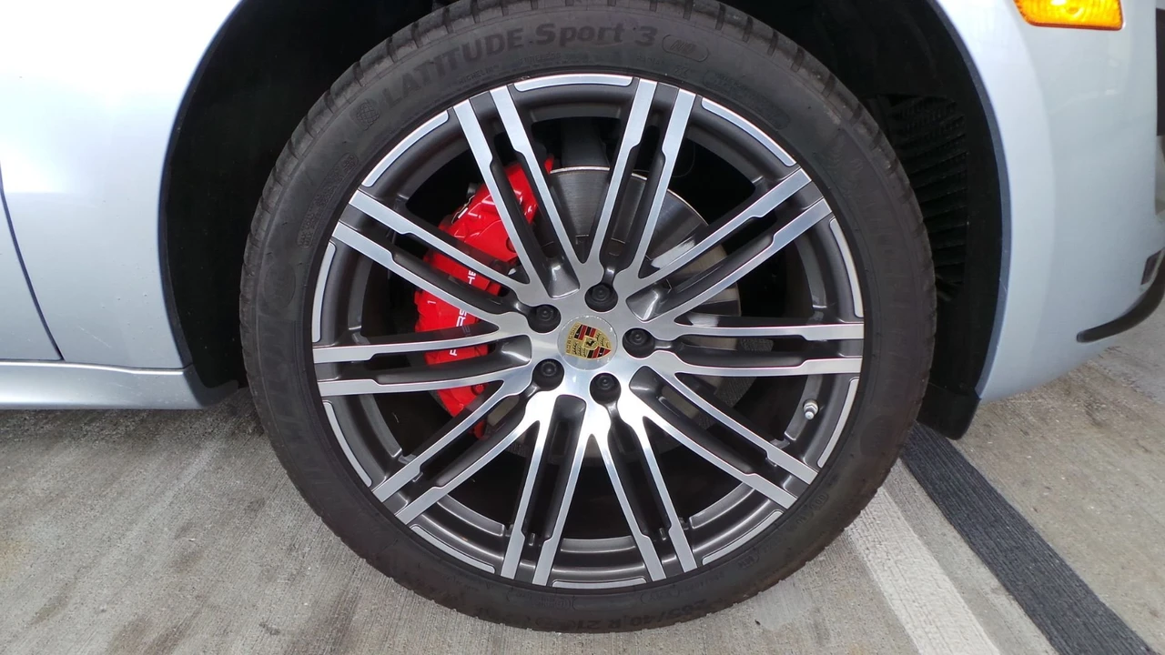 2015 Porsche Macan Turbo - Image 19 of 20