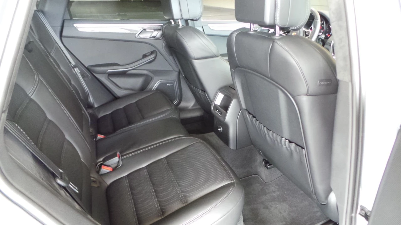2015 Porsche Macan Turbo - Image 10 of 20