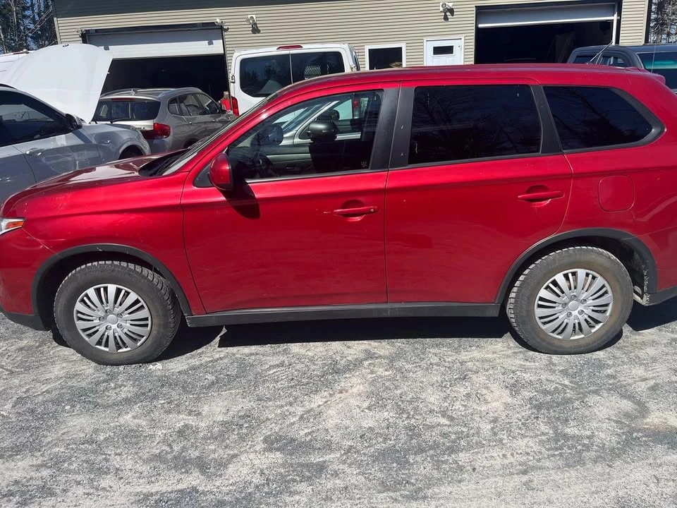 2015 Mitsubishi Outlander - Image 2 of 4