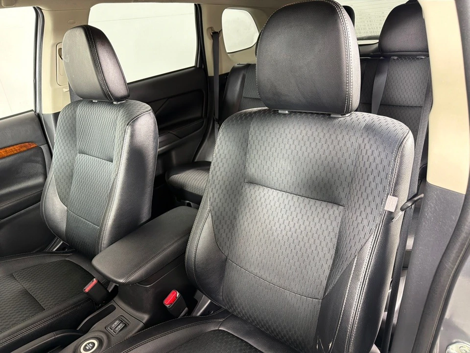 2015 Mitsubishi Outlander - Image 11 of 12
