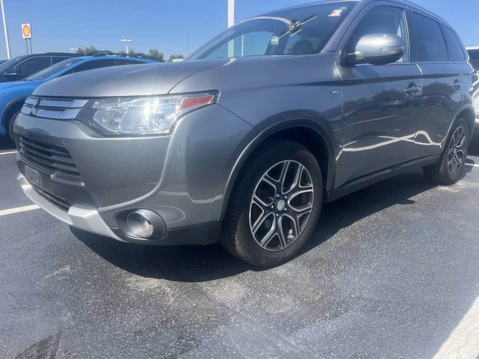 2015 Mitsubishi Outlander - Image 2 of 12