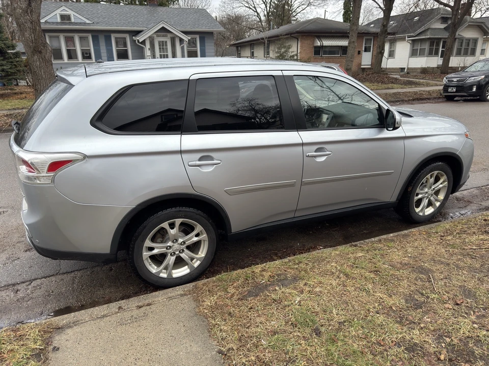 2015 Mitsubishi Outlander - Image 2 of 17
