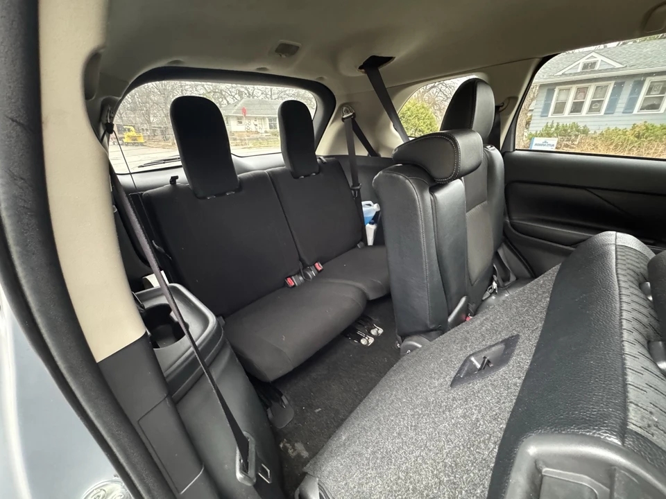 2015 Mitsubishi Outlander - Image 11 of 17