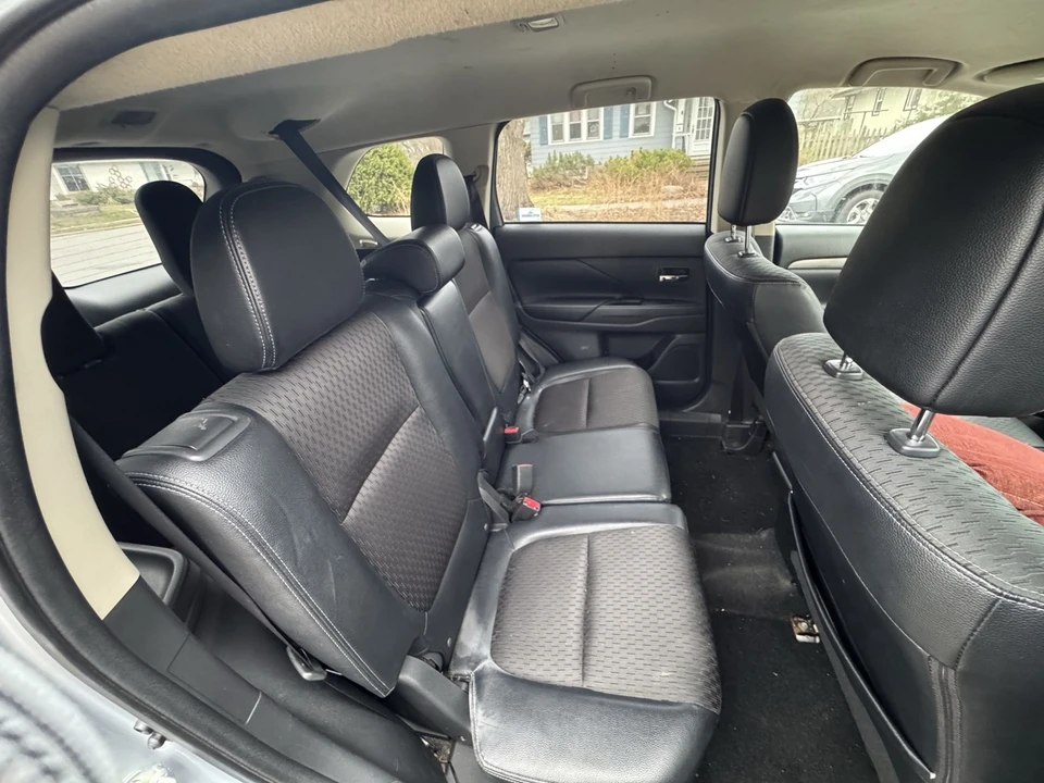 2015 Mitsubishi Outlander - Image 10 of 17