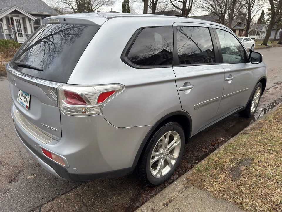 2015 Mitsubishi Outlander - Image 9 of 17