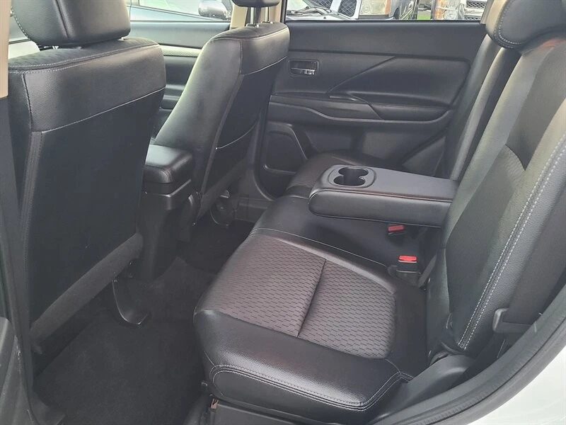 2015 Mitsubishi Outlander - Image 10 of 15