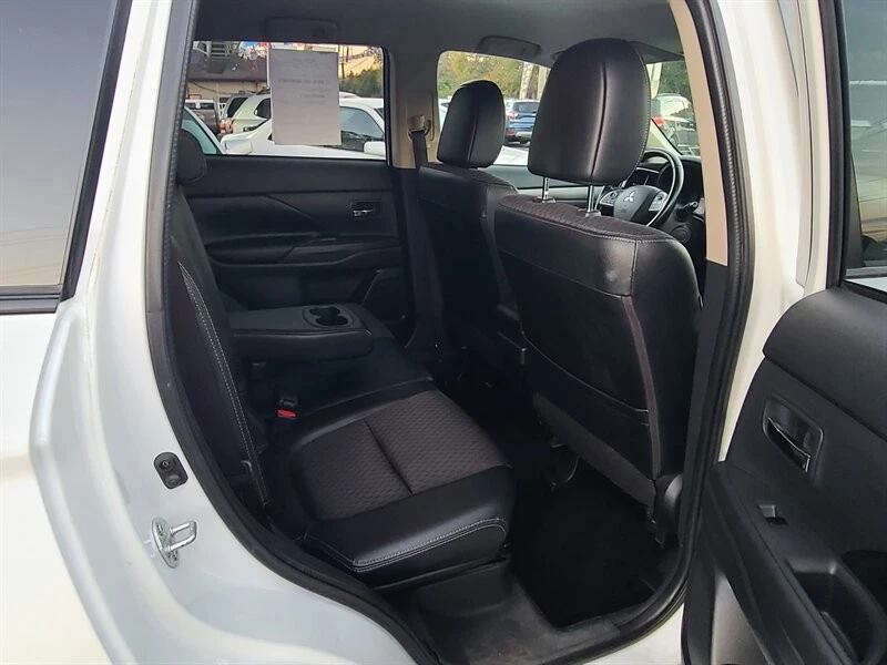 2015 Mitsubishi Outlander - Image 12 of 15