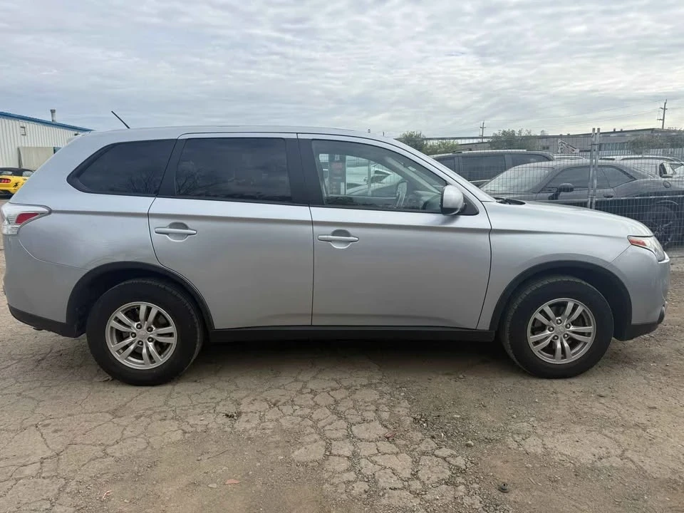 2015 Mitsubishi Outlander - Image 6 of 11