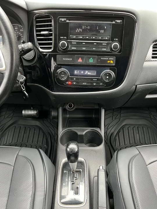2015 Mitsubishi Outlander - Image 16 of 20