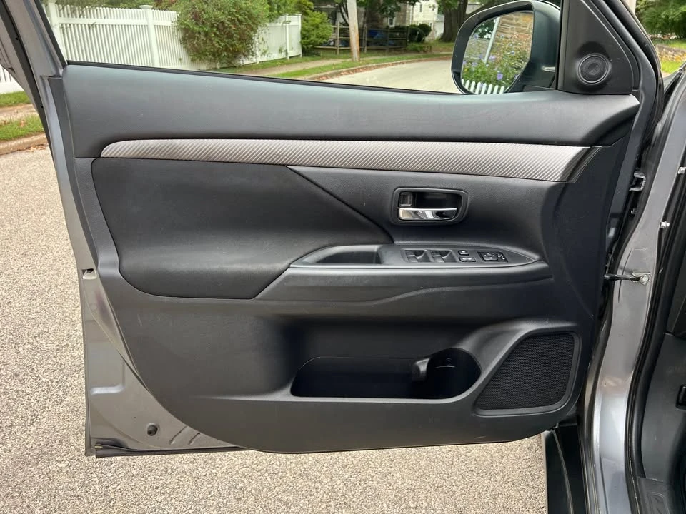 2015 Mitsubishi Outlander - Image 11 of 20
