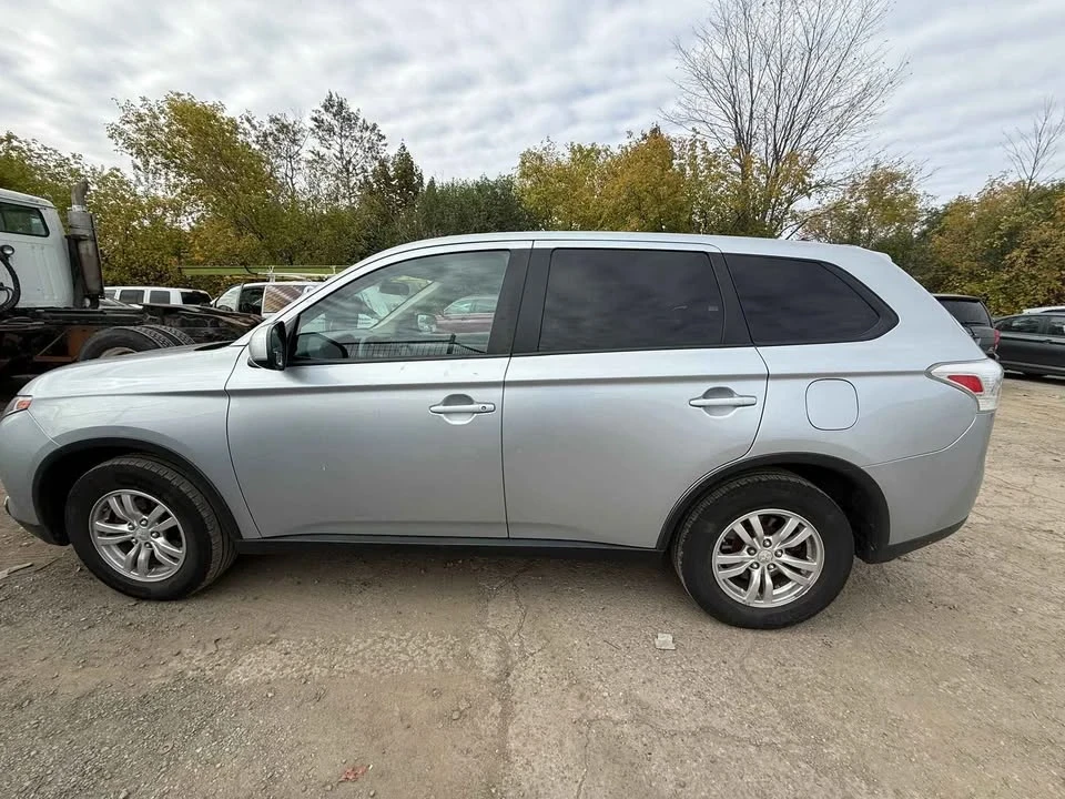 2015 Mitsubishi Outlander - Image 4 of 11