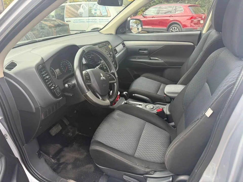 2015 Mitsubishi Outlander - Image 2 of 11