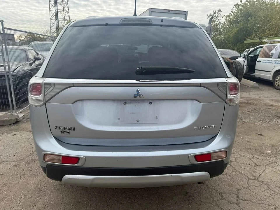 2015 Mitsubishi Outlander - Image 10 of 11