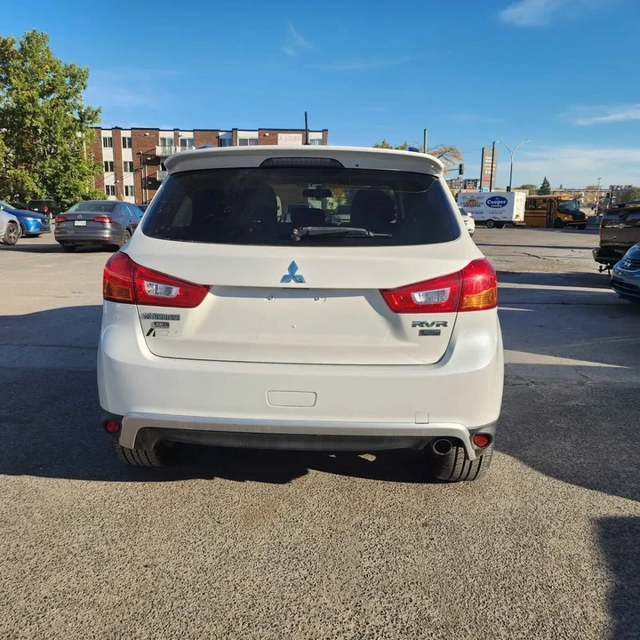 2015 Mitsubishi Outlander - Image 2 of 12