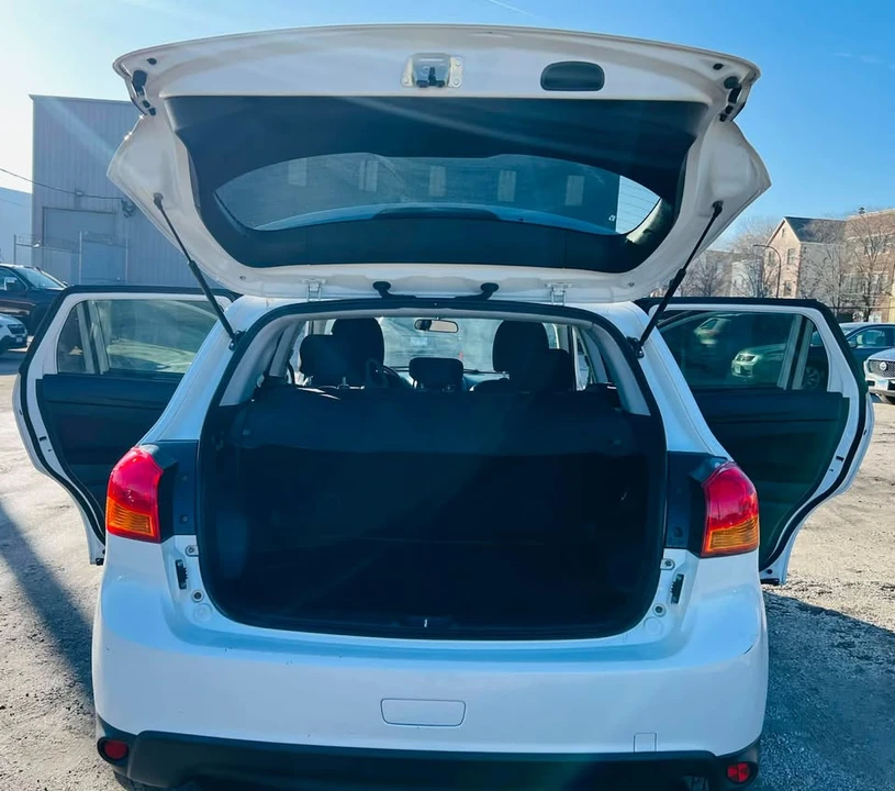 2015 Mitsubishi Outlander - Image 11 of 12