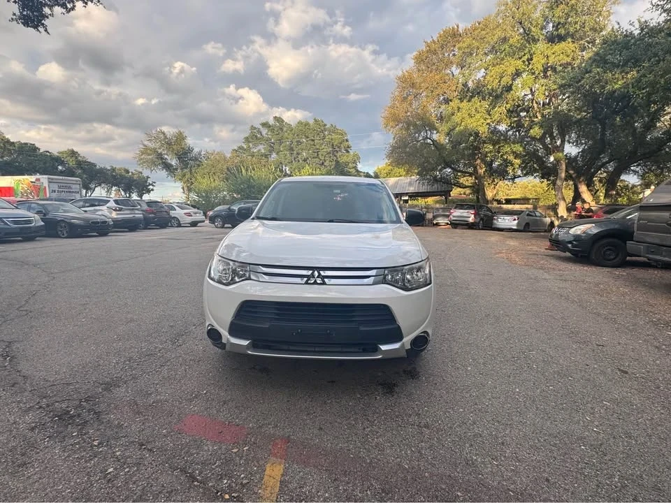 2015 Mitsubishi Outlander - Image 2 of 15