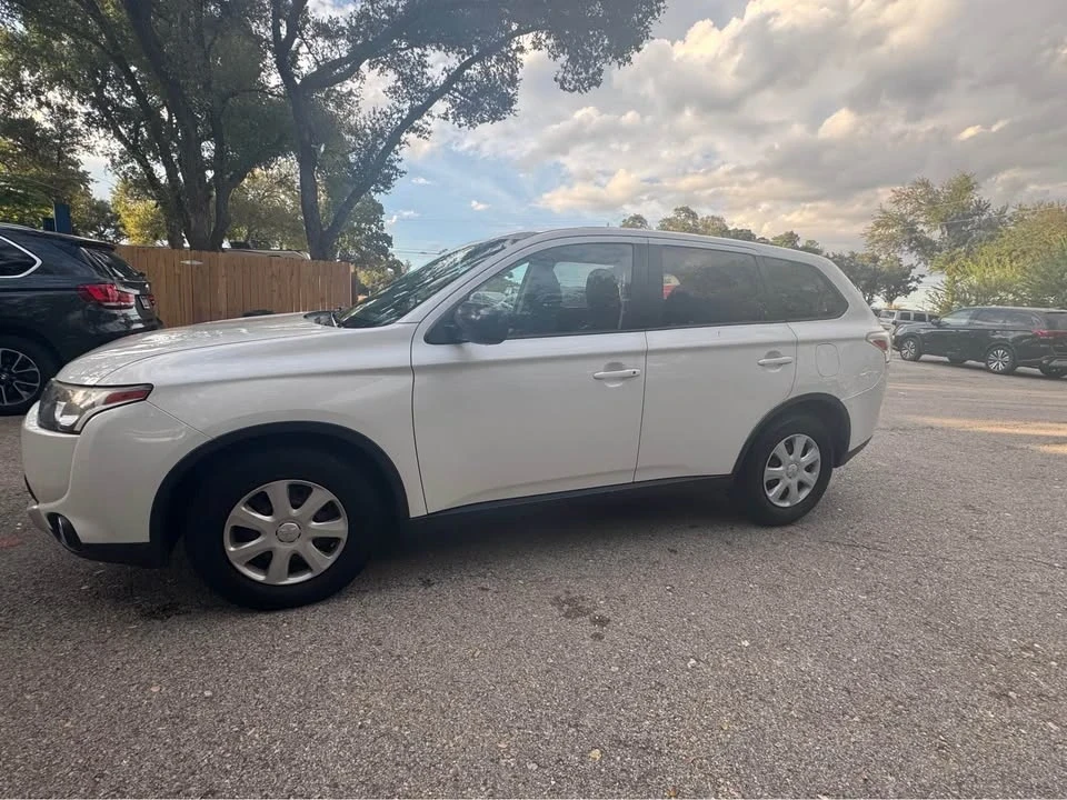 2015 Mitsubishi Outlander - Image 10 of 15