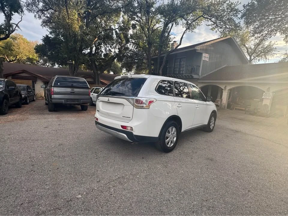 2015 Mitsubishi Outlander - Image 9 of 15