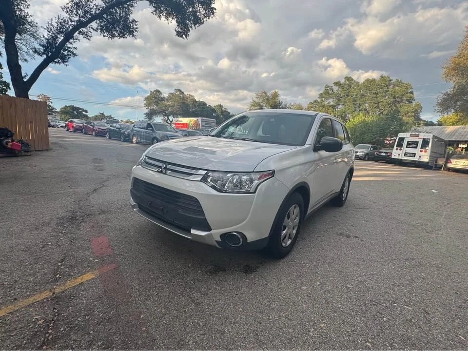 2015 Mitsubishi Outlander - Image 3 of 15