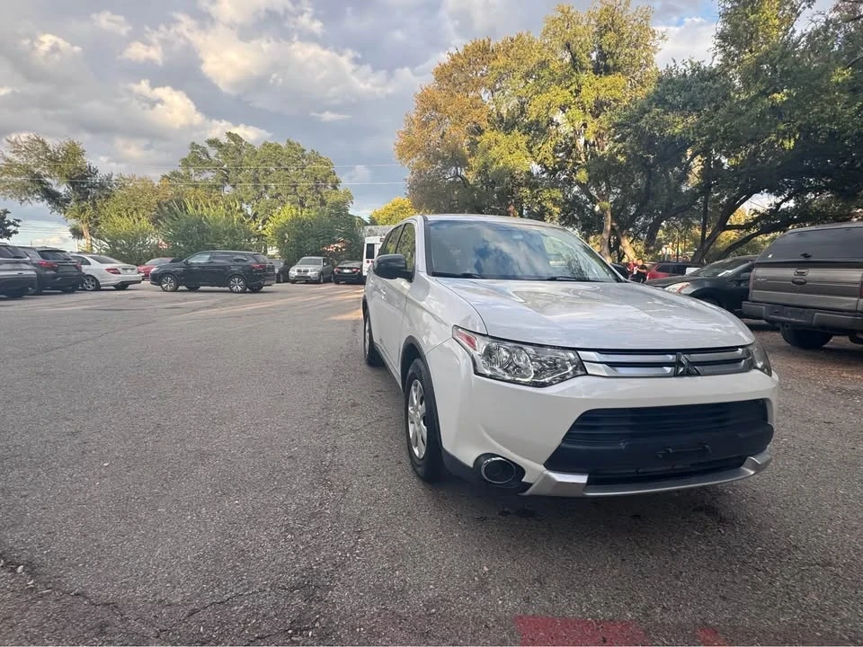 2015 Mitsubishi Outlander - Image 5 of 15