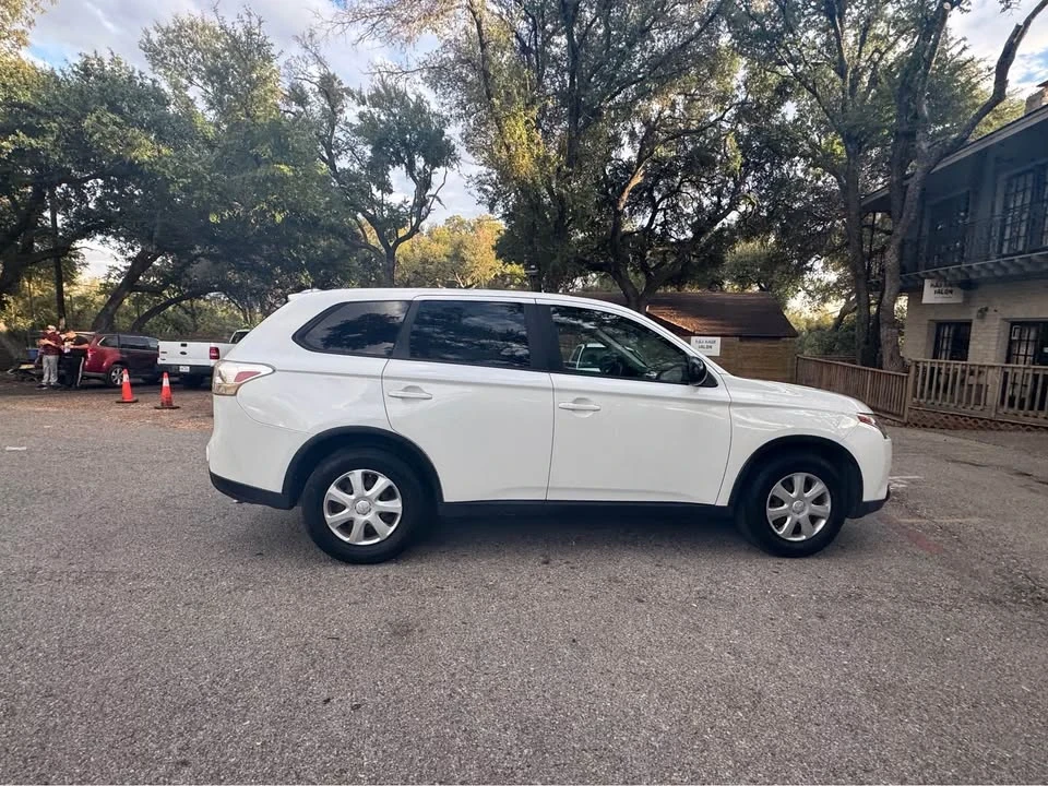 2015 Mitsubishi Outlander - Image 8 of 15