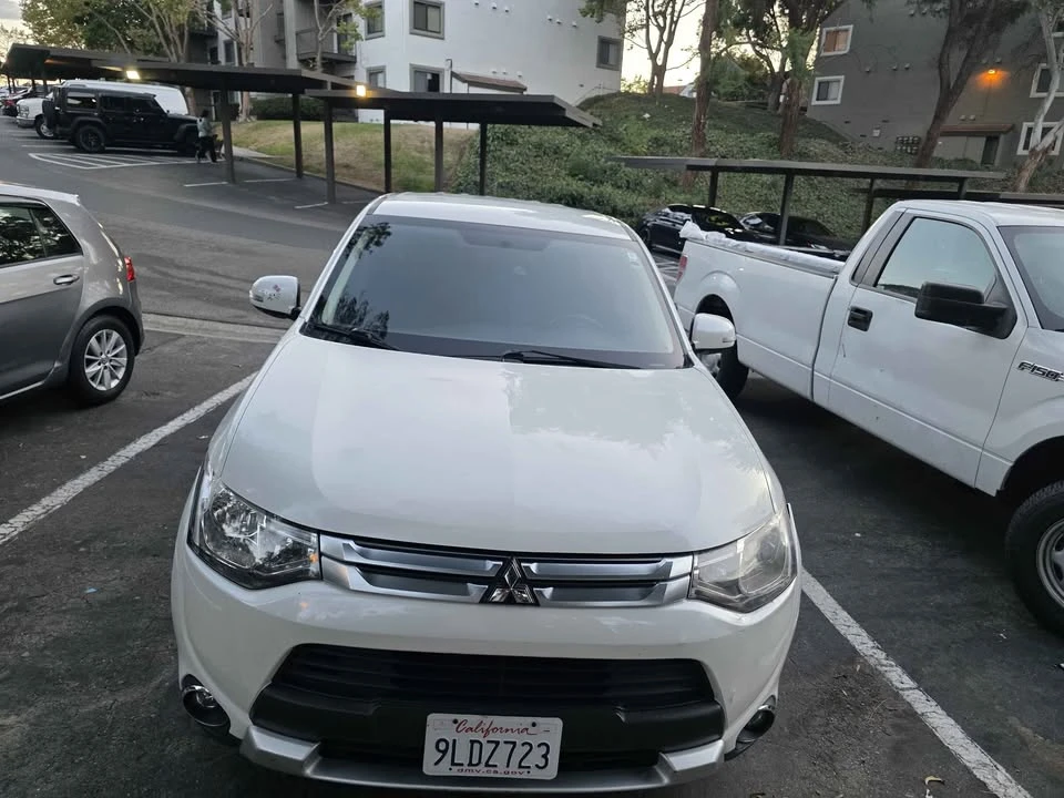 2015 Mitsubishi Outlander - Image 2 of 10