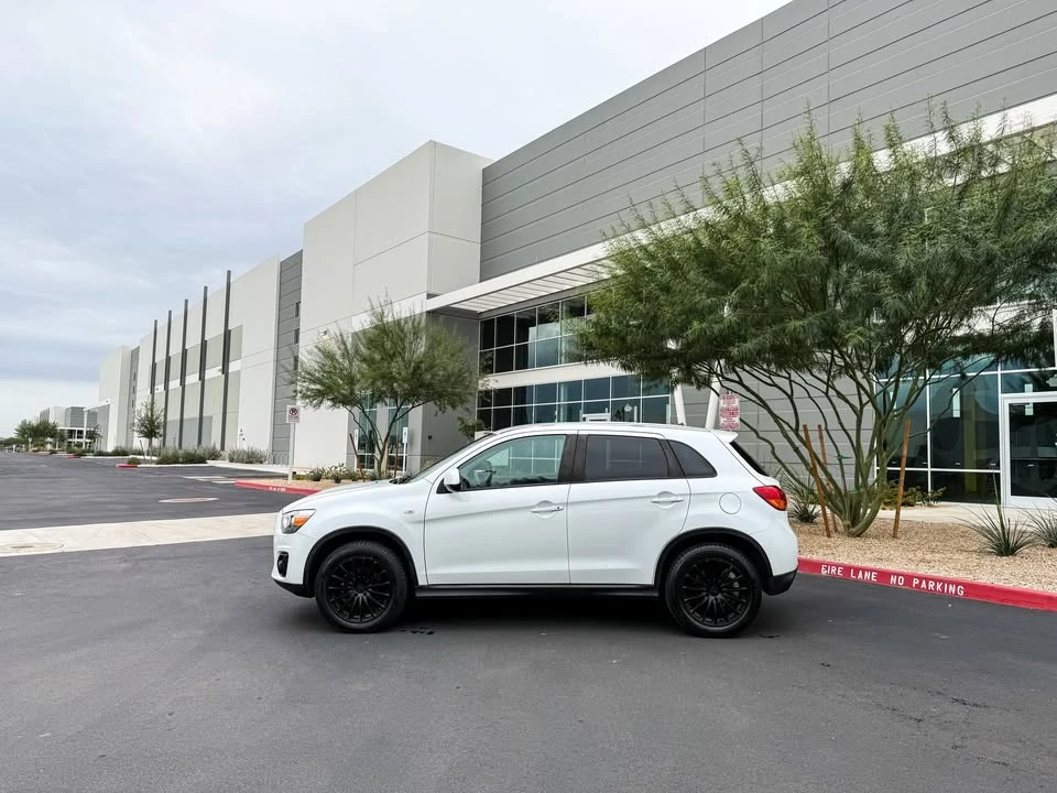 2015 Mitsubishi Outlander - Image 4 of 13