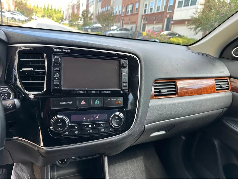 2015 Mitsubishi Outlander - Image 8 of 10