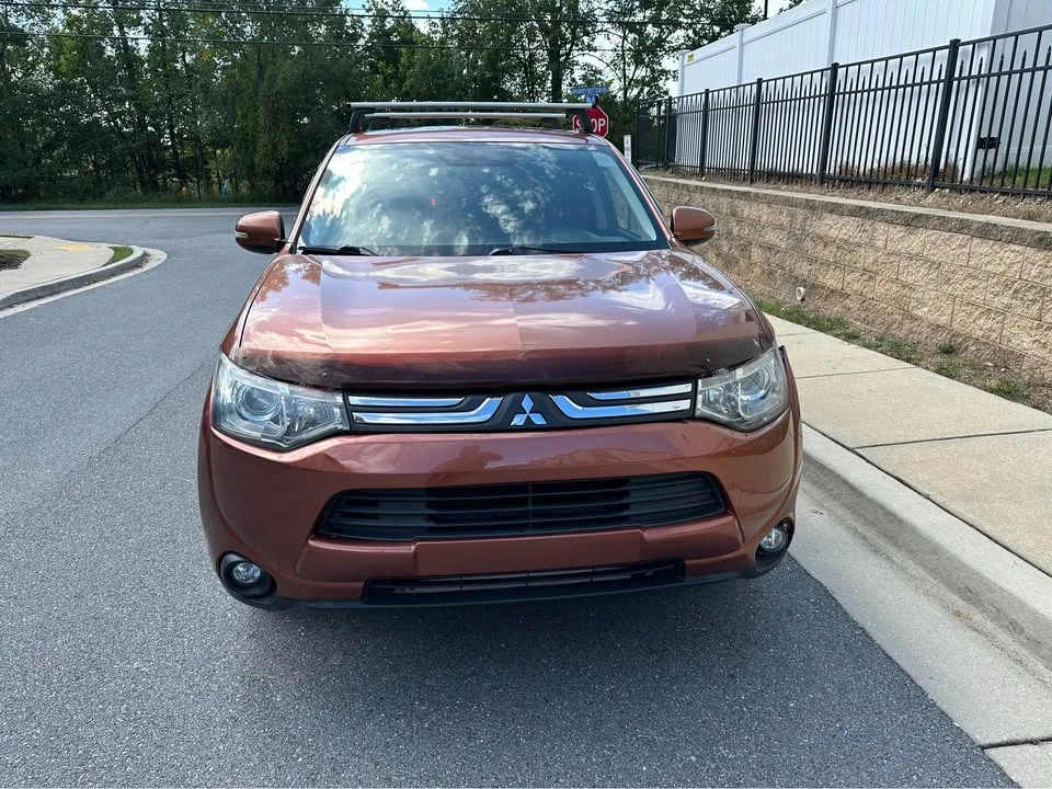 2015 Mitsubishi Outlander - Image 2 of 10