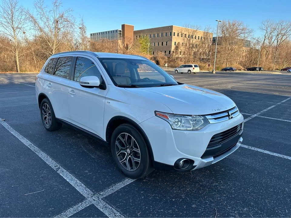 2015 Mitsubishi Outlander - Image 2 of 10