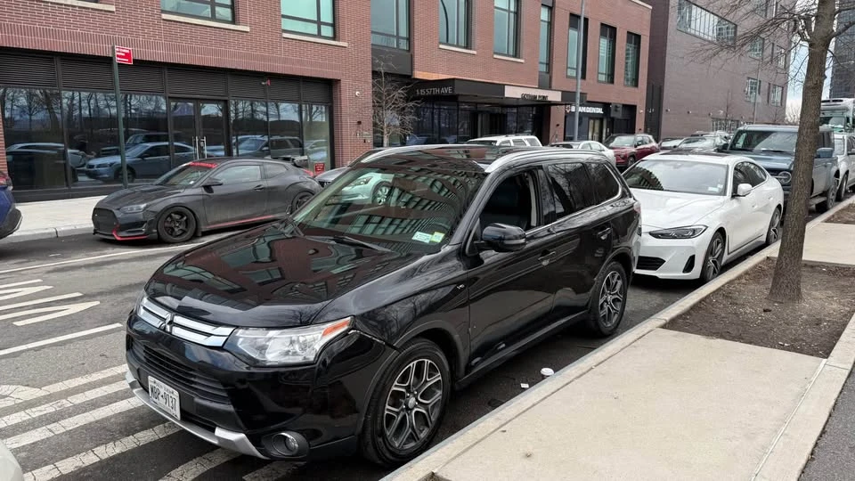2015 Mitsubishi Outlander - Image 2 of 10