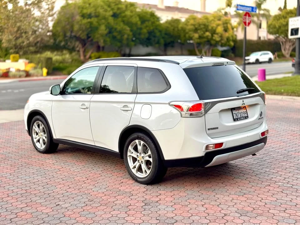 2015 Mitsubishi Outlander - Image 3 of 15