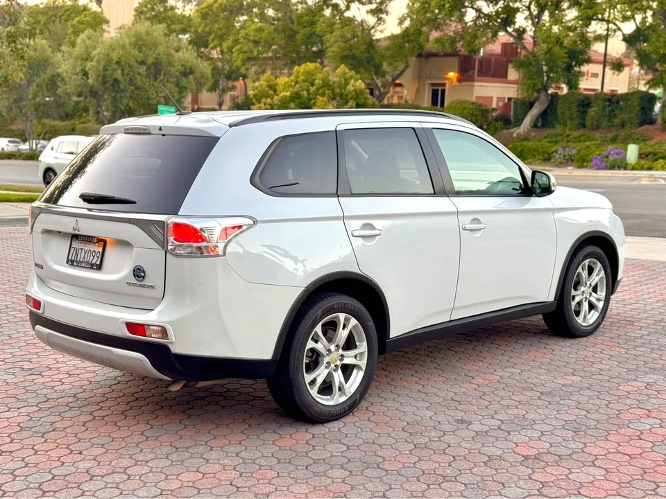 2015 Mitsubishi Outlander - Image 2 of 15