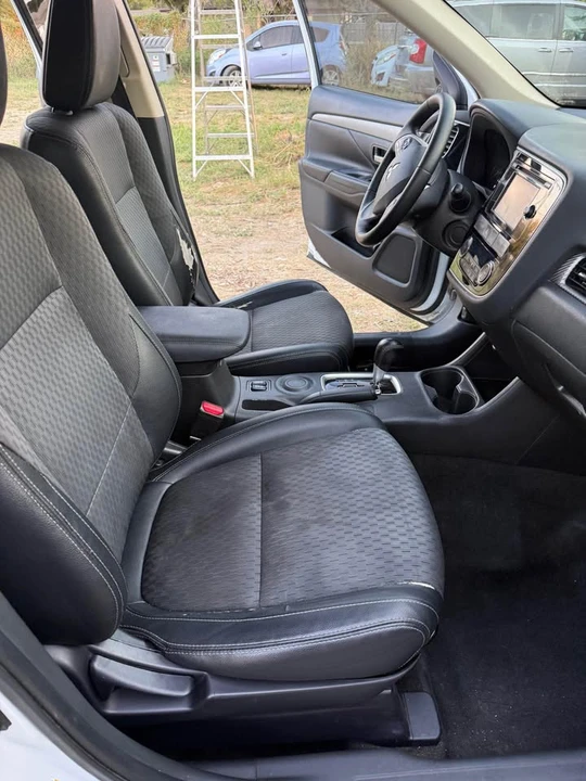 2015 Mitsubishi Outlander - Image 8 of 9