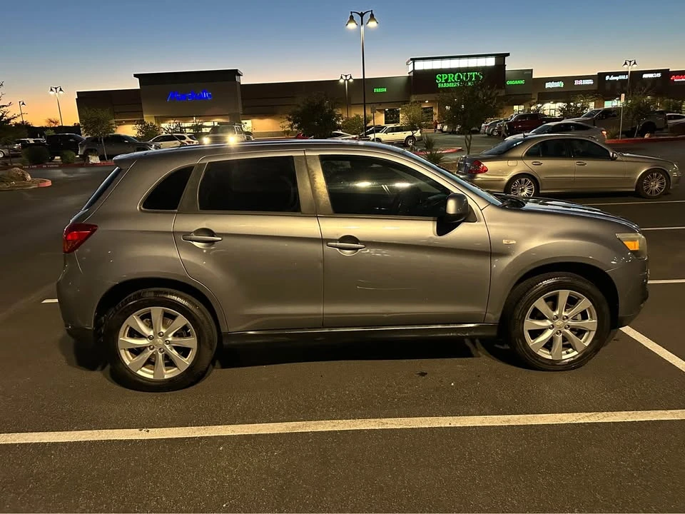 2015 Mitsubishi Outlander - Image 2 of 11