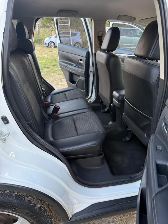 2015 Mitsubishi Outlander - Image 5 of 9