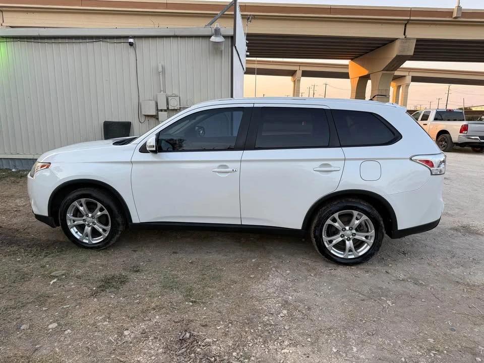 2015 Mitsubishi Outlander - Image 2 of 9